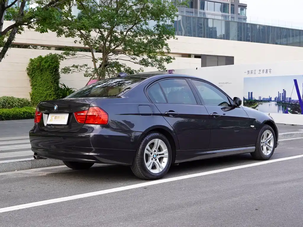BMW 3 Series 2011 — фото 13