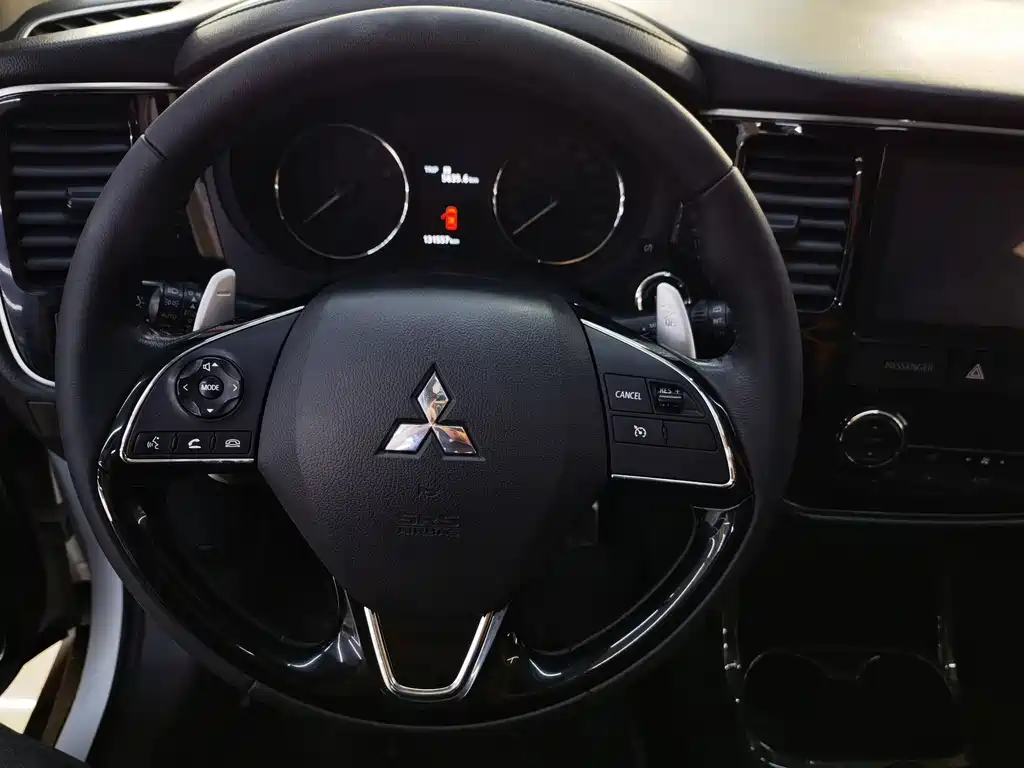 Mitsubishi Outlander 2017 — фото 10