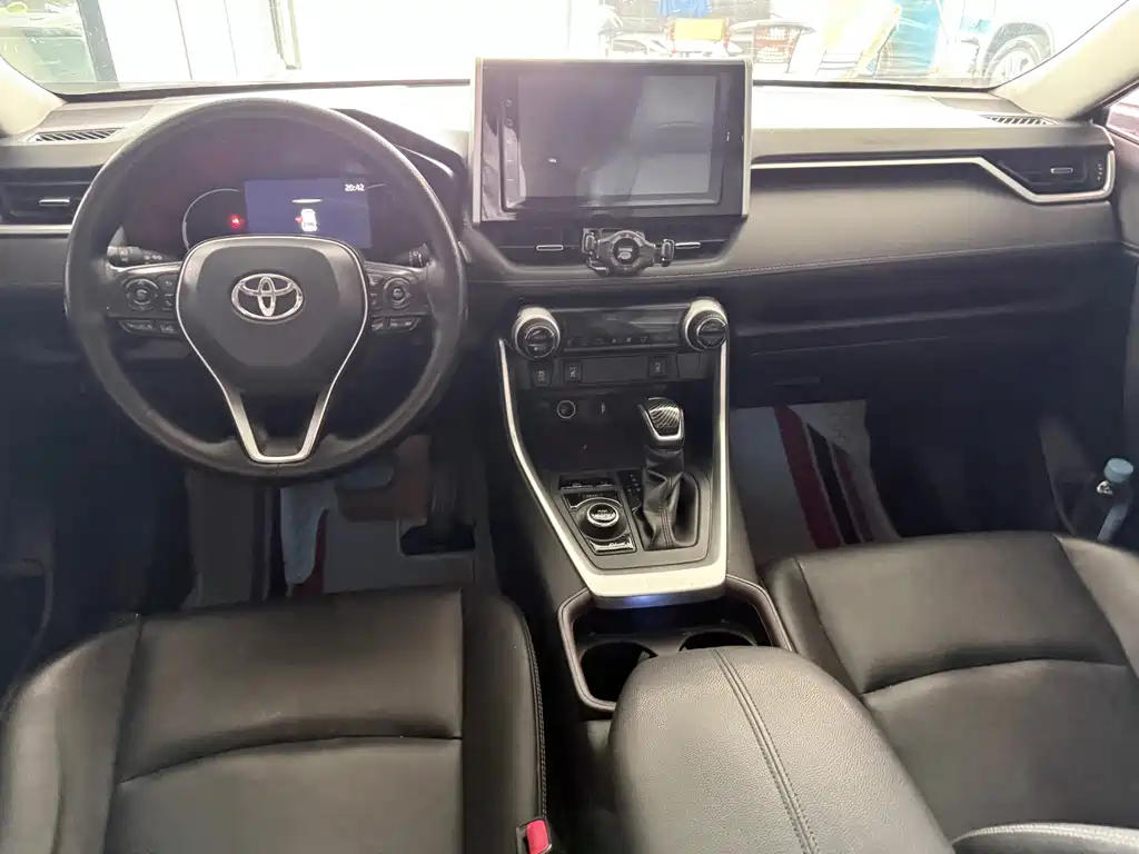 Toyota RAV4 2020 — фото 13