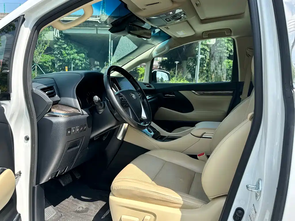 Toyota Alphard 2023 — фото 11