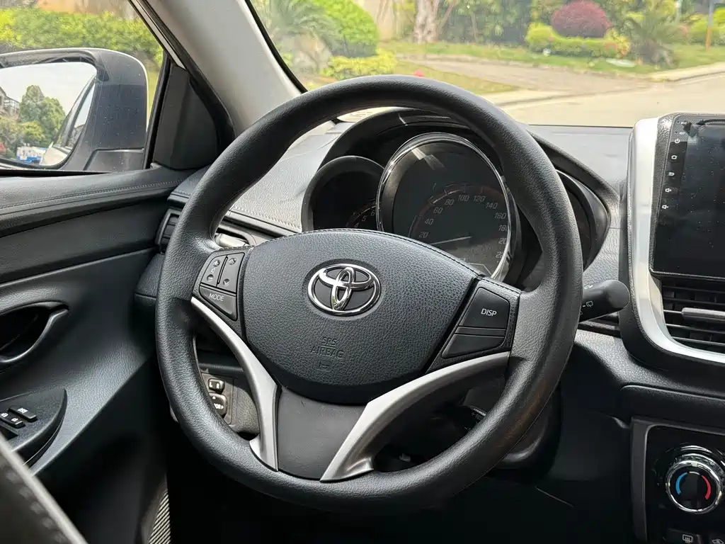 Toyota Yaris L 2023 — фото 9