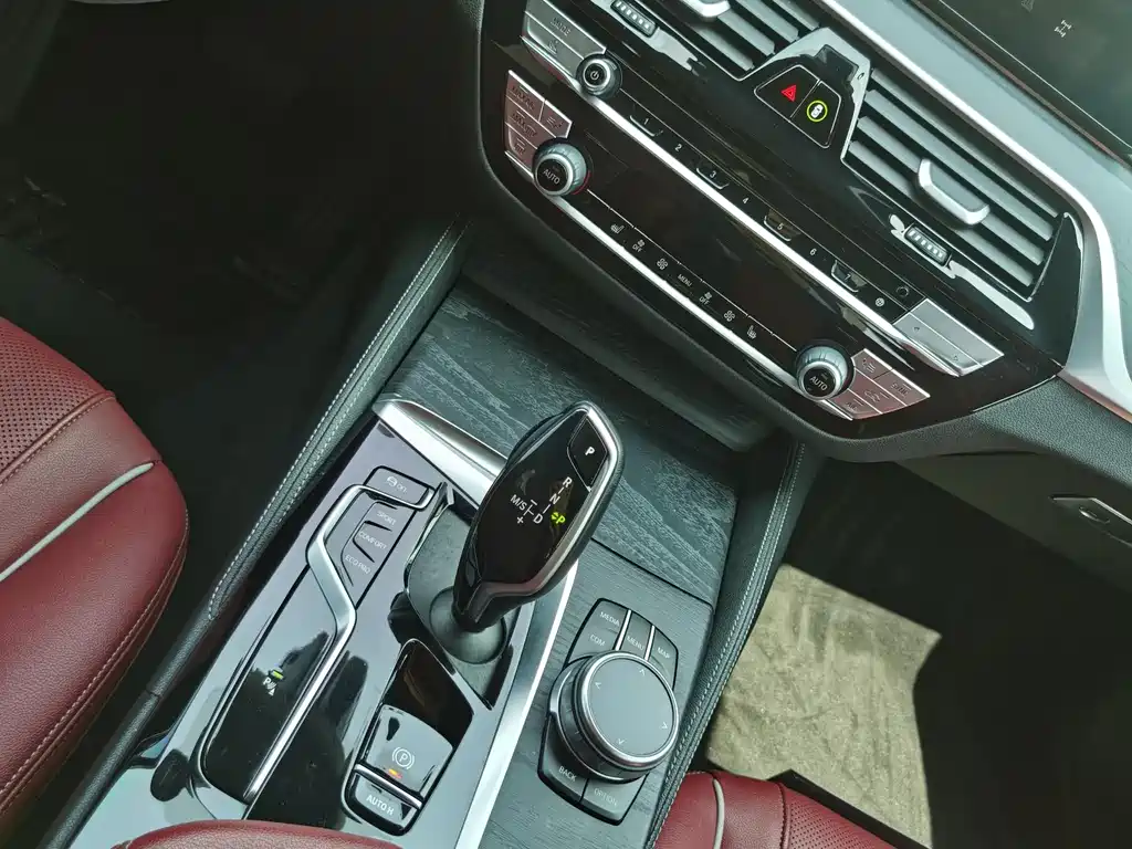 BMW 5 Series 2022 — фото 16