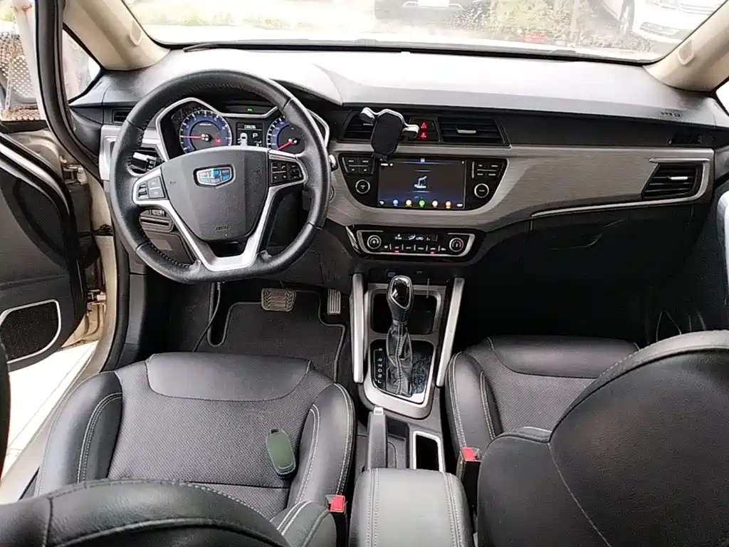 Geely Vision X3 2018 — фото 10