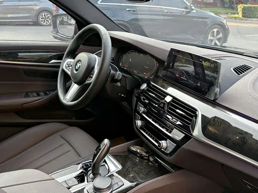 BMW 5 Series 2020 — фото 11