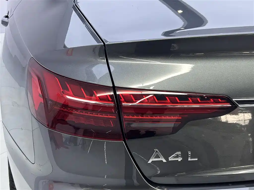 Audi A4L 2023 — фото 10