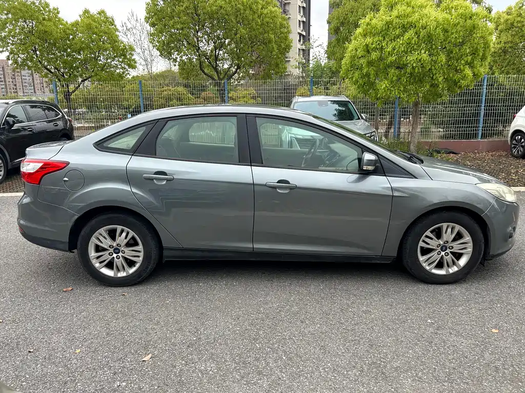 Ford Focus 2013 — фото 14