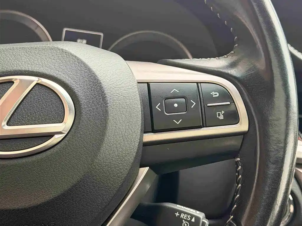 Lexus ES 2017 — фото 15