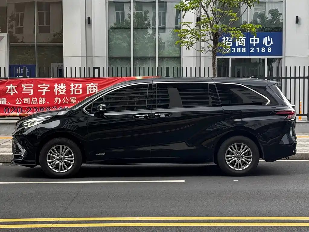 Toyota Sienna 2022 — фото 18