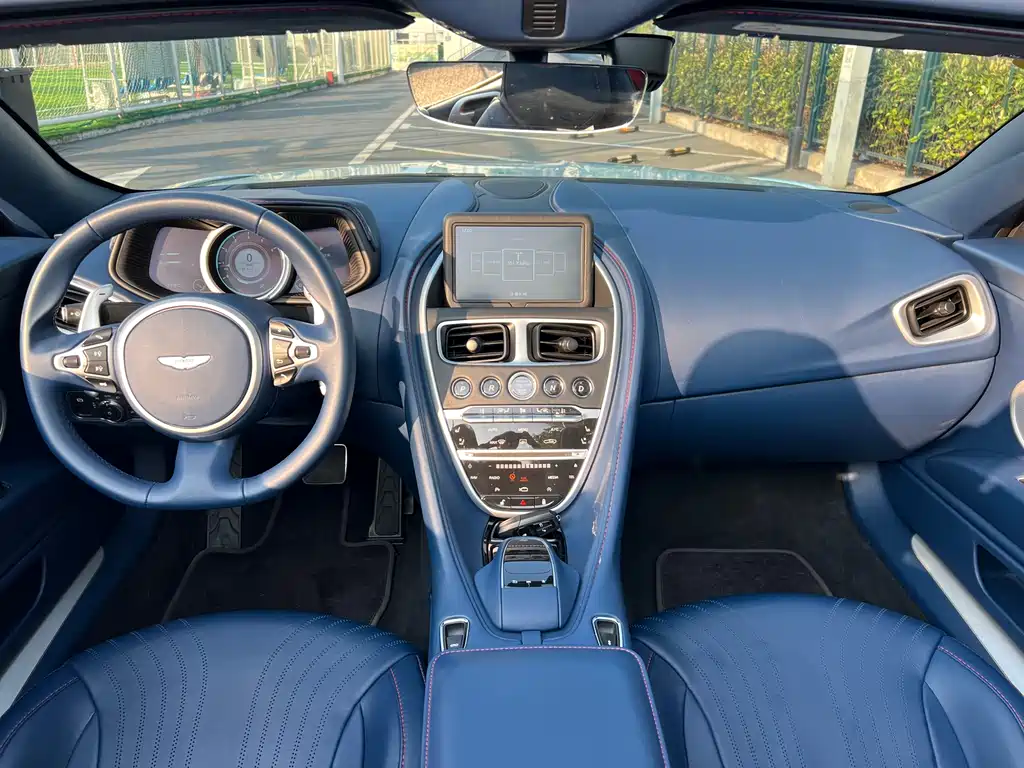 Aston Martin DB11 2020 — фото 15