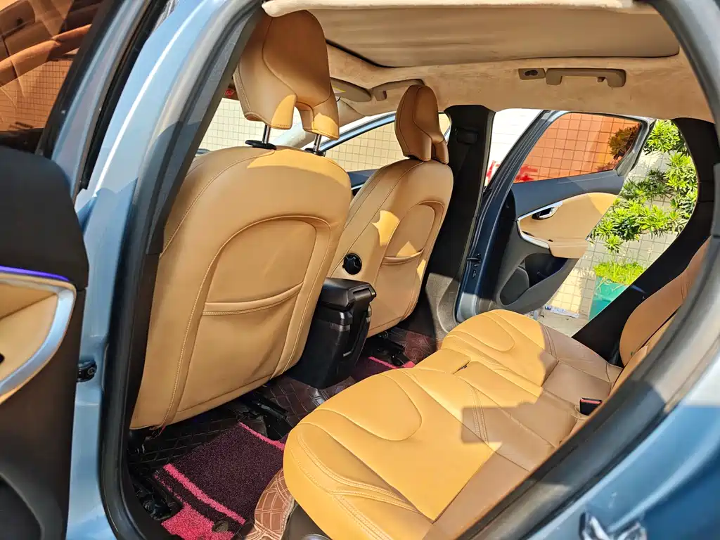 Volvo V40 2018 — фото 11