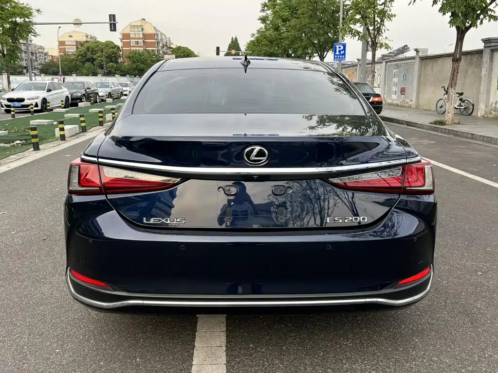 Lexus ES 2020 — фото 17