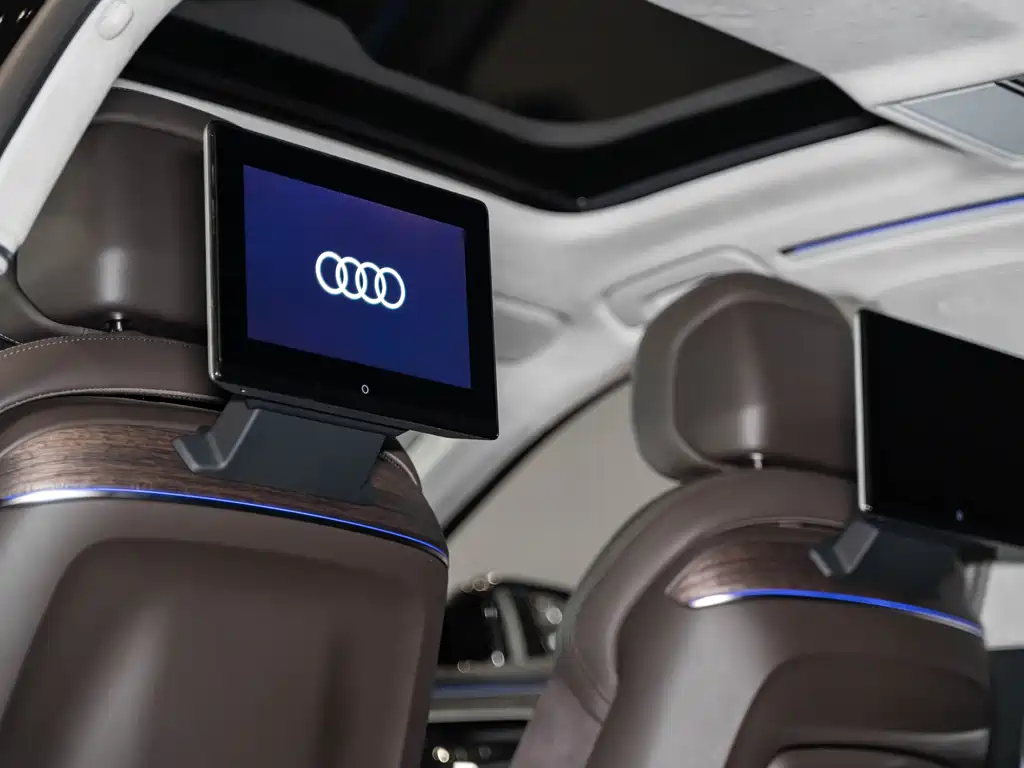 Audi A8 2023 — фото 21