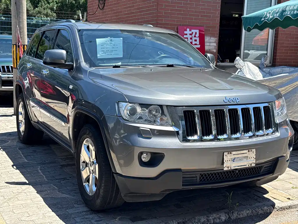 Jeep Grand Cherokee 2012 — фото 3