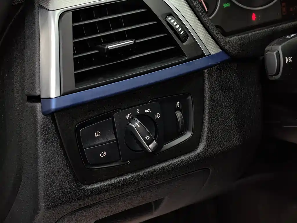 BMW 3 Series 2017 — фото 16