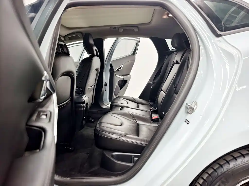 Volvo V40 2016 — фото 13