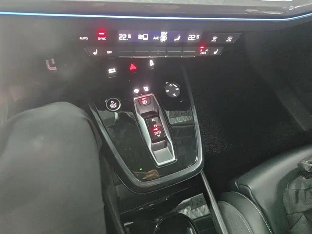 Audi Q4 e-tron 2023 — фото 14