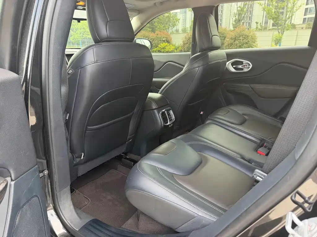 Jeep Cherokee 2017 — фото 15