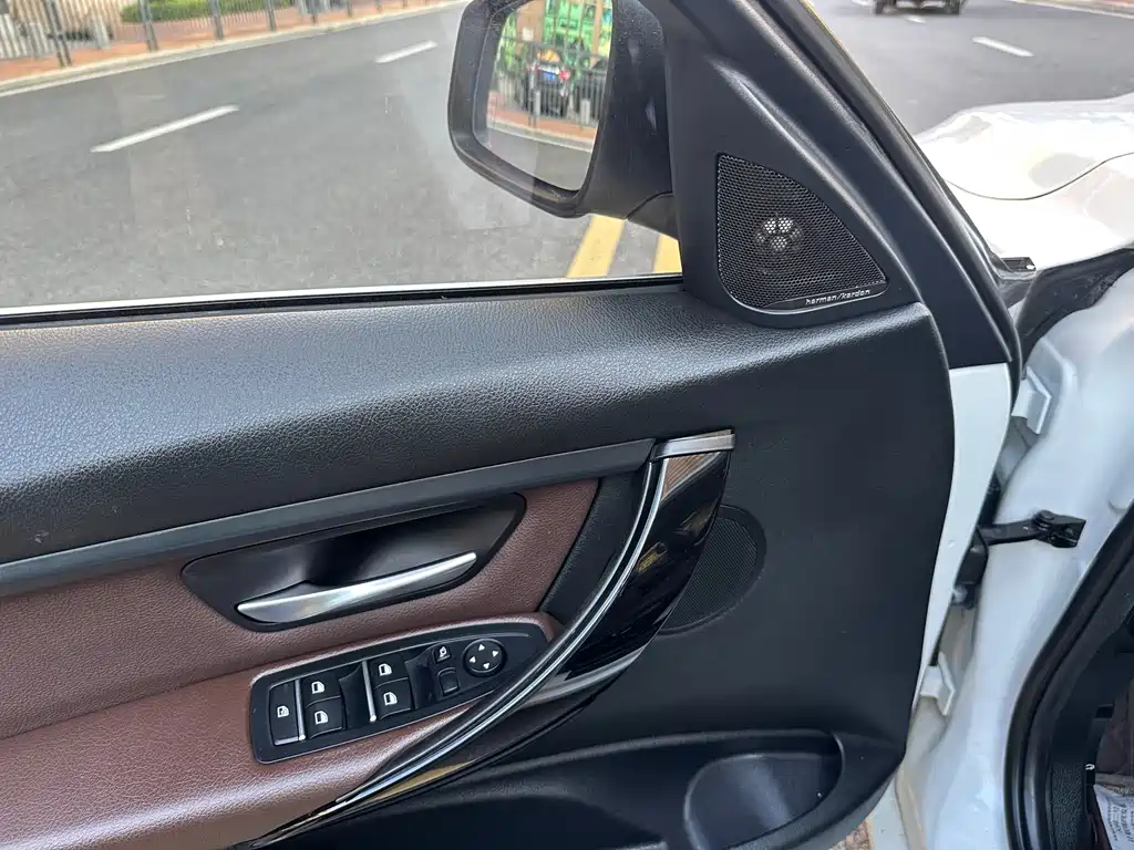 BMW 3 Series 2019 — фото 11