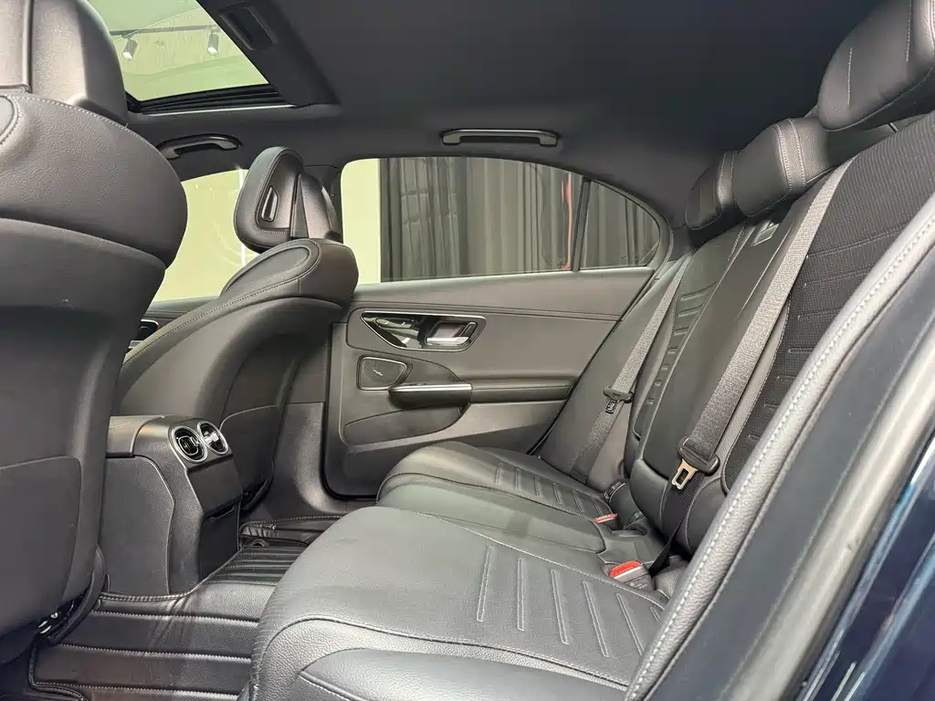 Mercedes-Benz C-Class 2023 — фото 17