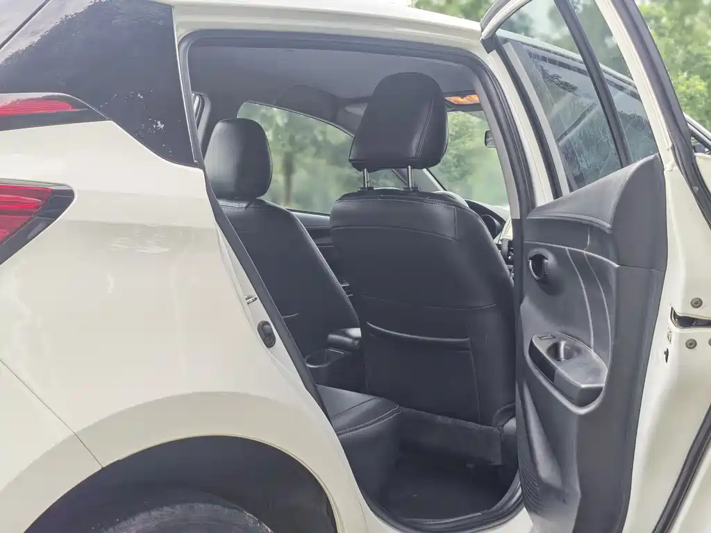 Toyota Yaris L 2019 — фото 16