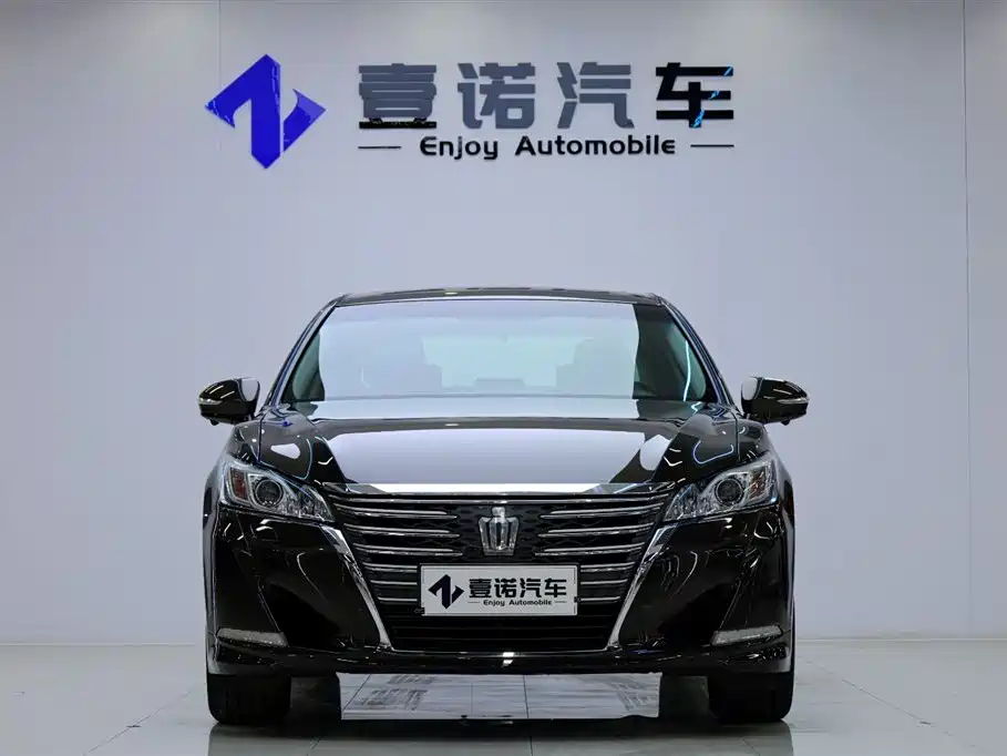 Toyota Crown 2017 — фото 2
