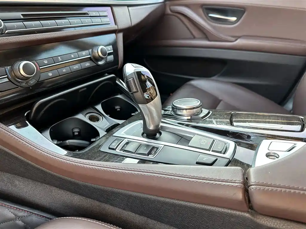 BMW 5 Series 2016 — фото 14
