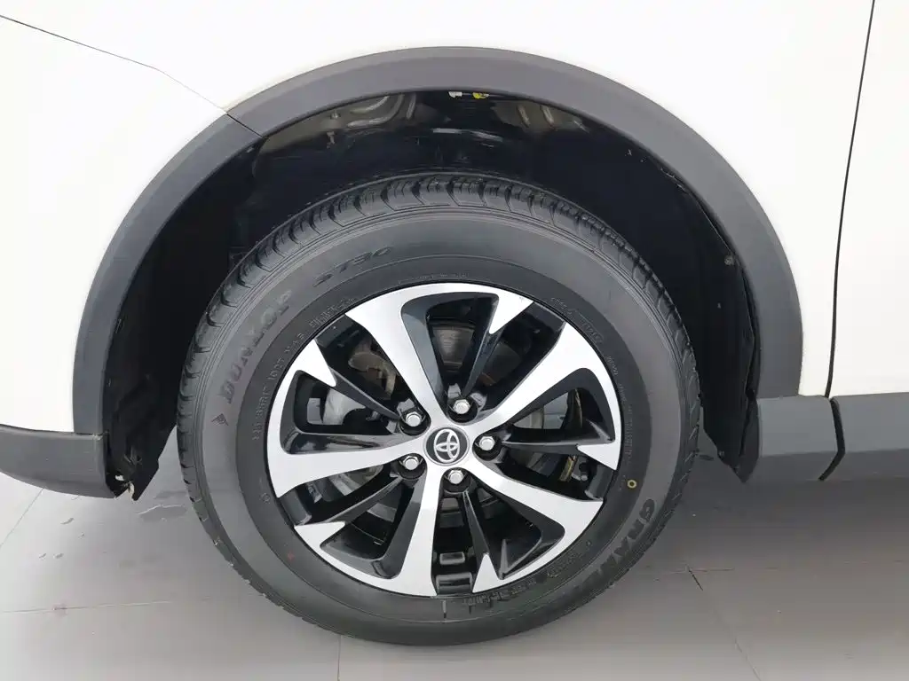Toyota RAV4 2018 — фото 17