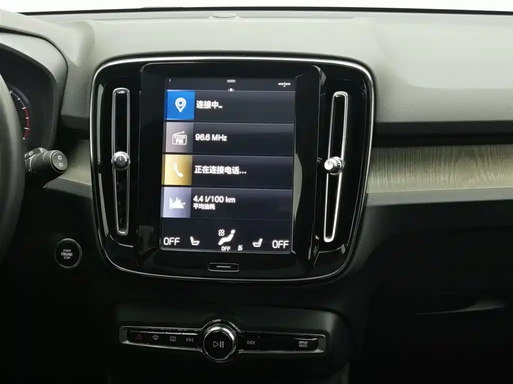 Volvo XC40 2020 — фото 12