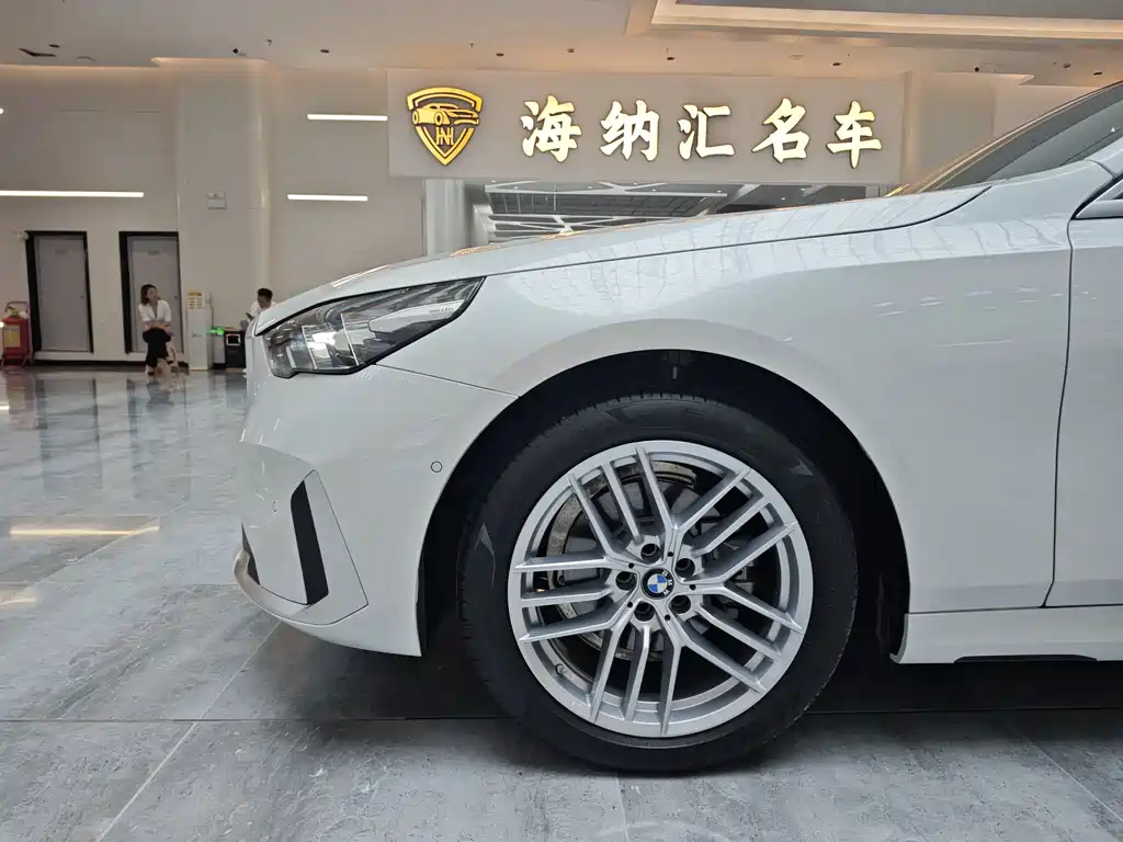 BMW 5 Series 2025 — фото 16