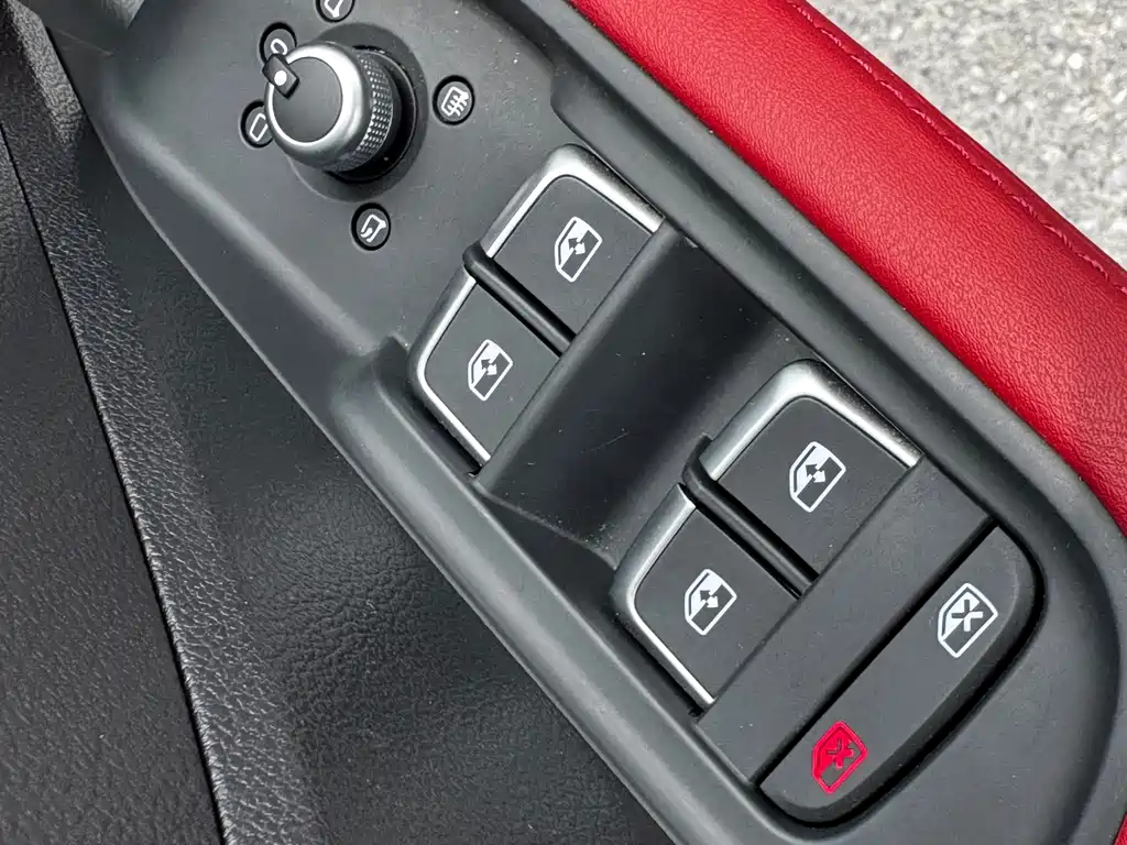 Audi Q2L e-tron 2022 — фото 19