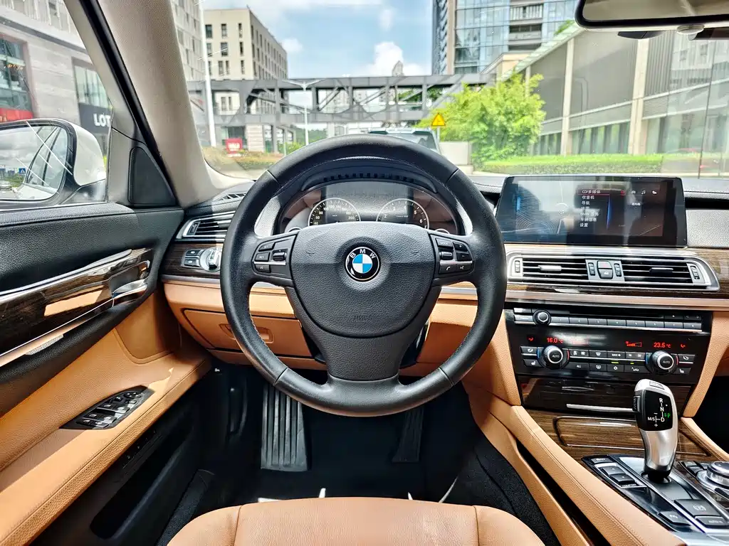 BMW 7 Series 2011 — фото 15