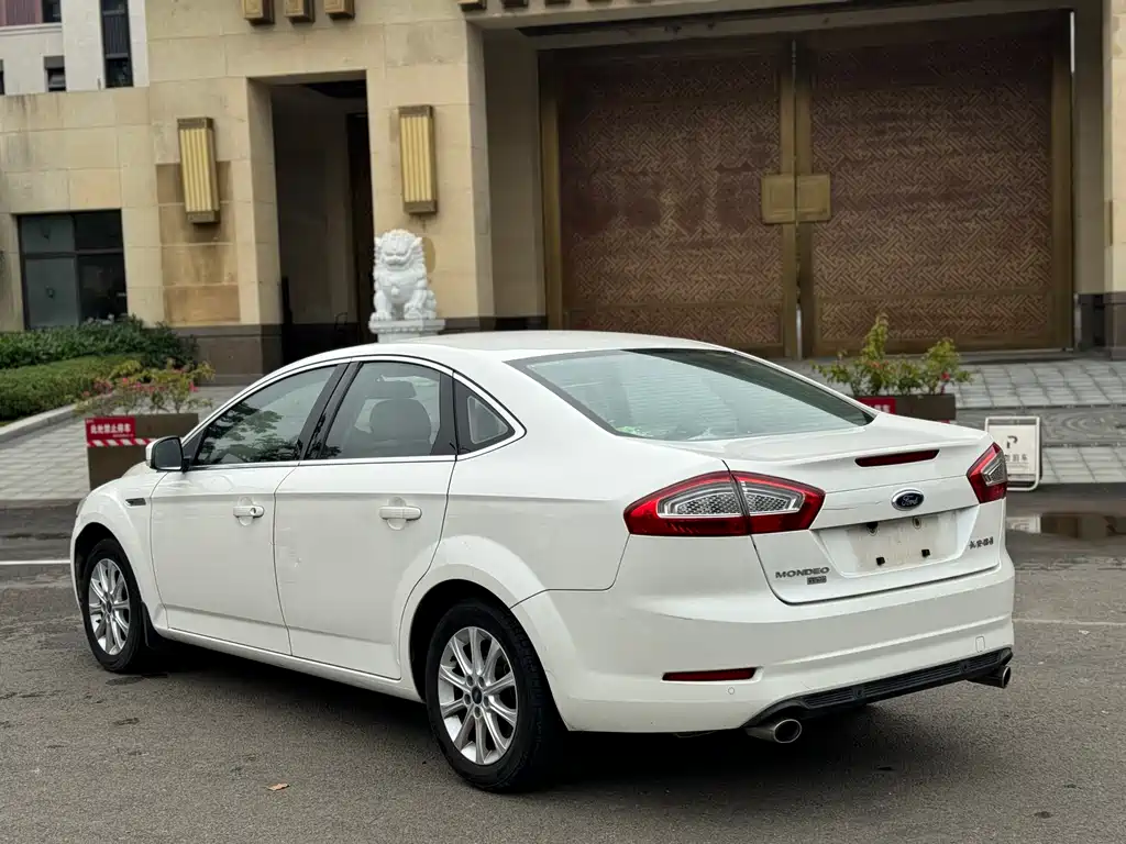 Ford Mondeo 2014 — фото 17