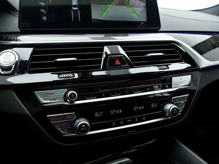 BMW 5 Series 2018 — фото 25