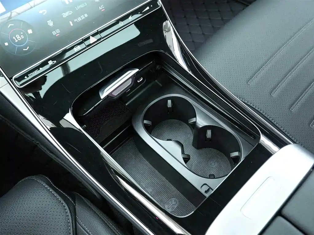 Mercedes-Benz C-Class 2025 — фото 10