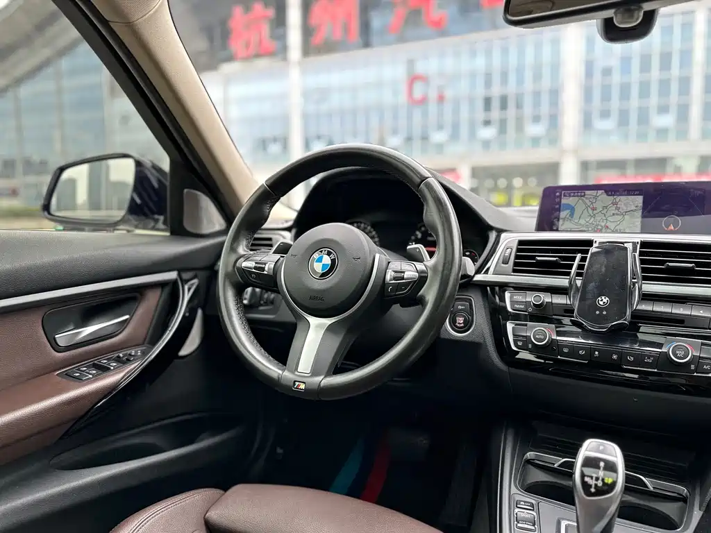 BMW 3 Series 2019 — фото 20
