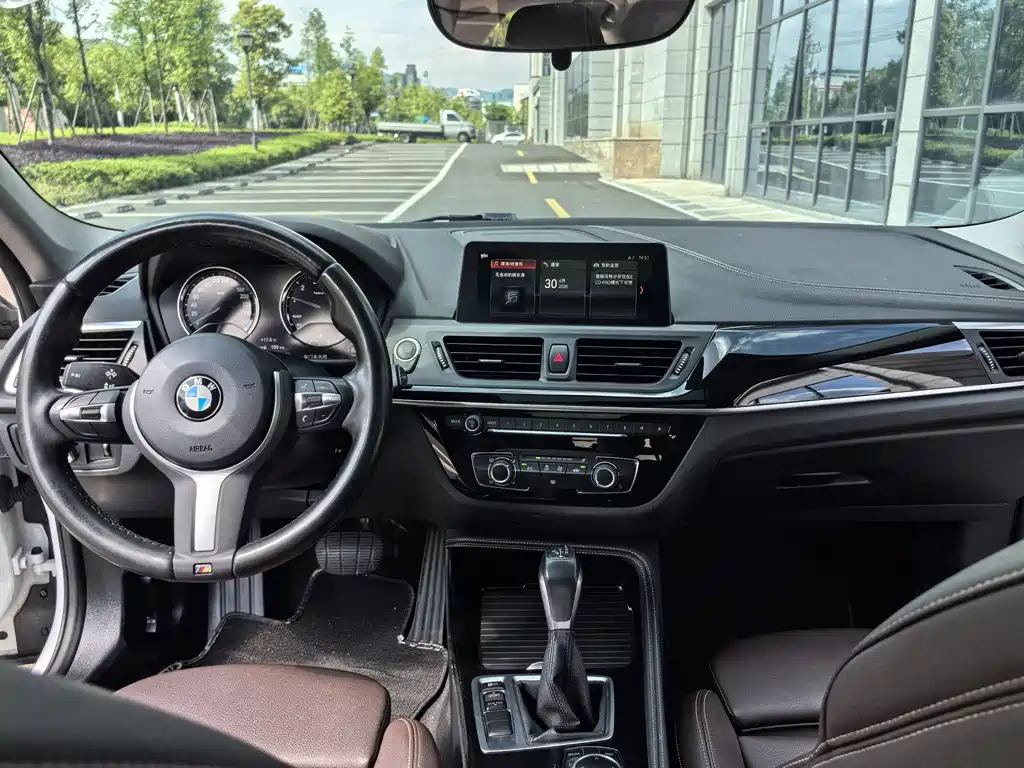 BMW 1 Series 2019 — фото 10
