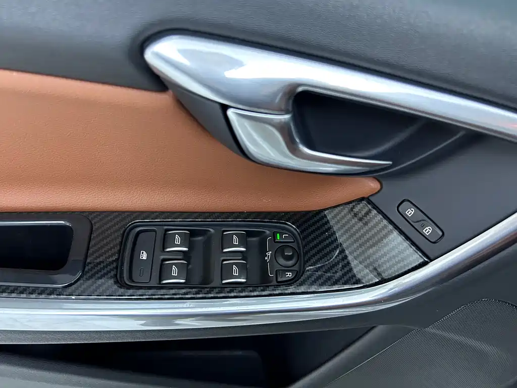 Volvo S60 2018 — фото 12