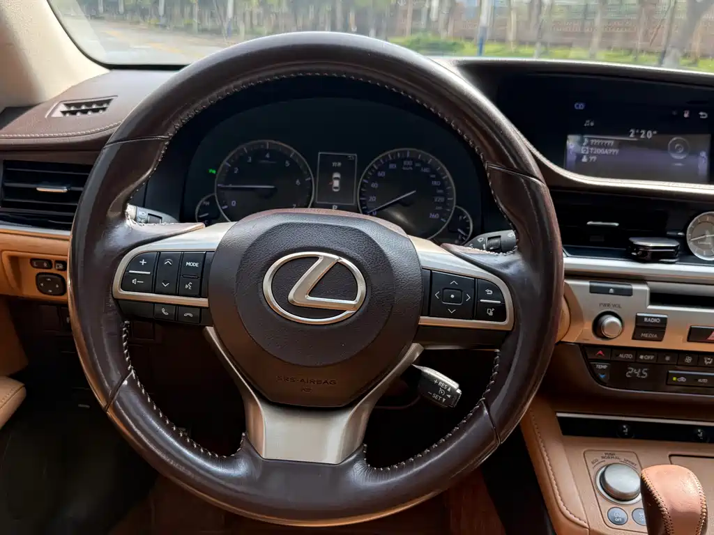 Lexus ES 2018 — фото 12