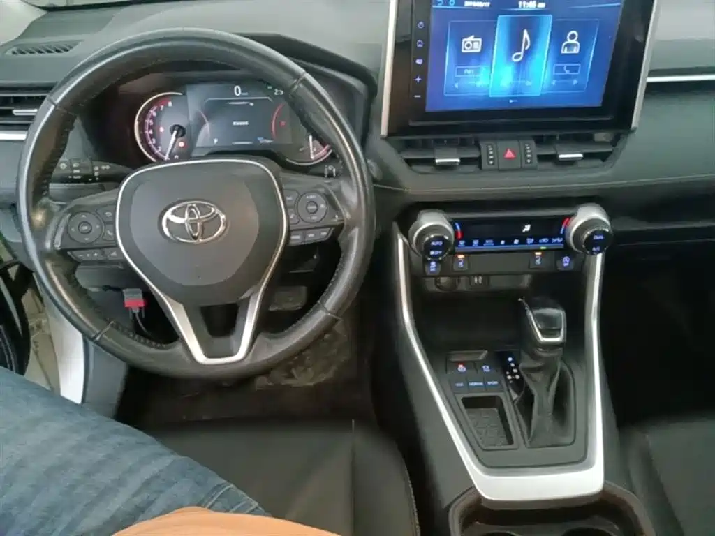Toyota RAV4 2021 — фото 10