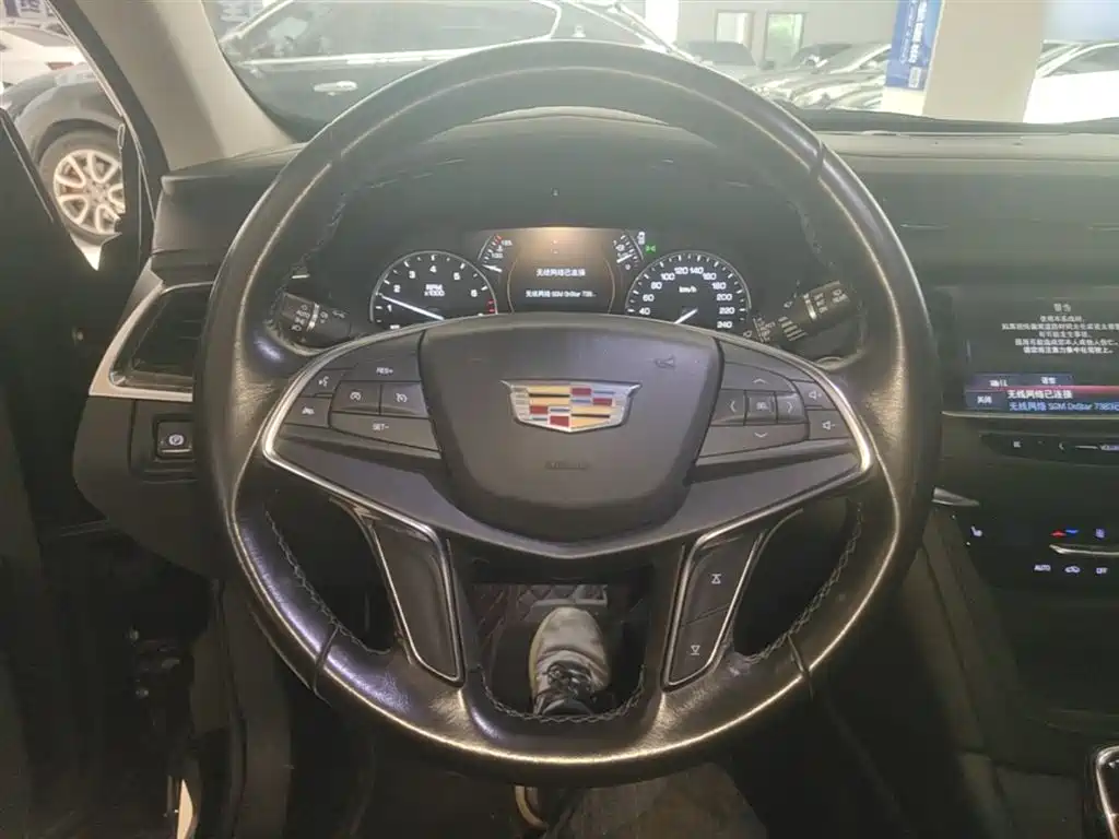 Cadillac XT5 2018 — фото 11