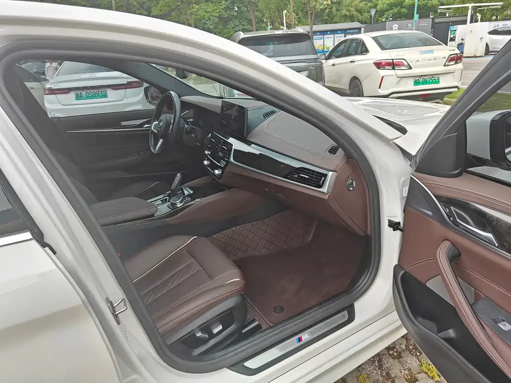 BMW 5 Series 2022 — фото 10