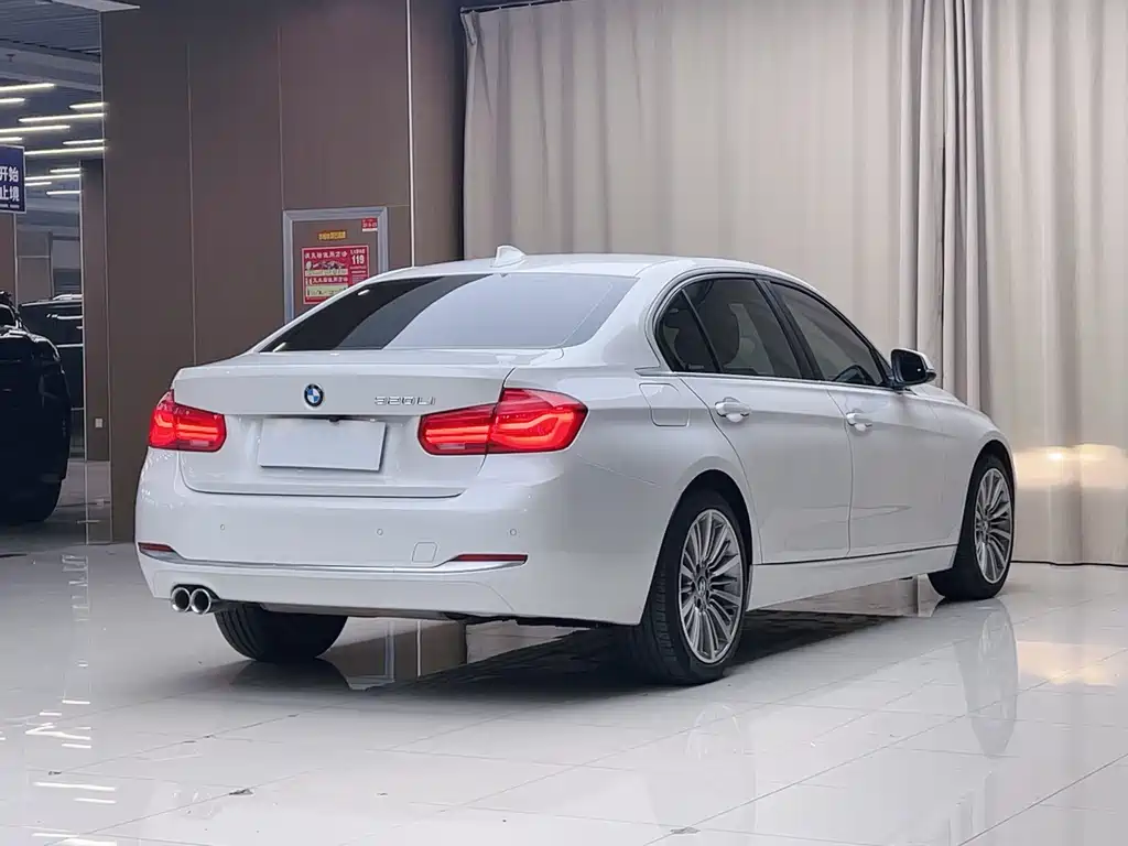 BMW 3 Series 2019 — фото 14