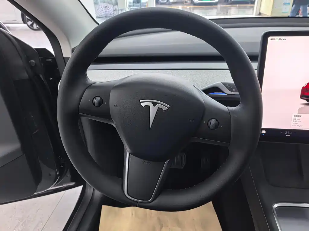 Tesla Model Y 2025 — фото 6