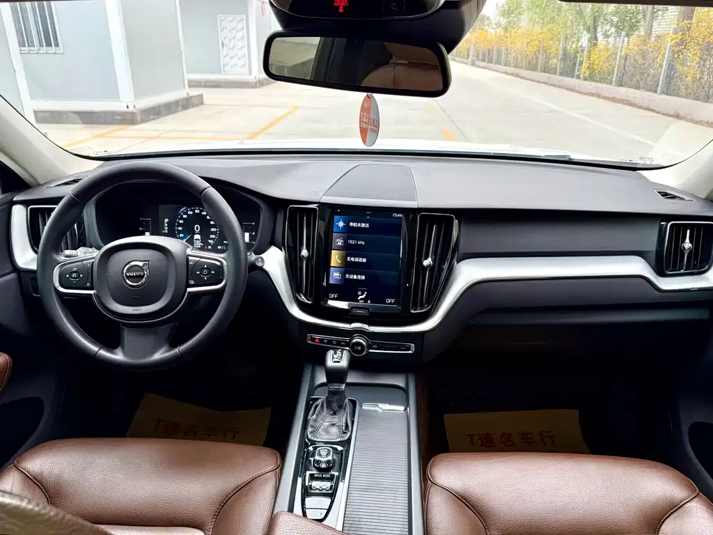 Volvo XC60 2019 — фото 23