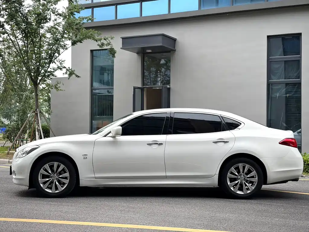 Infiniti Q70 2015