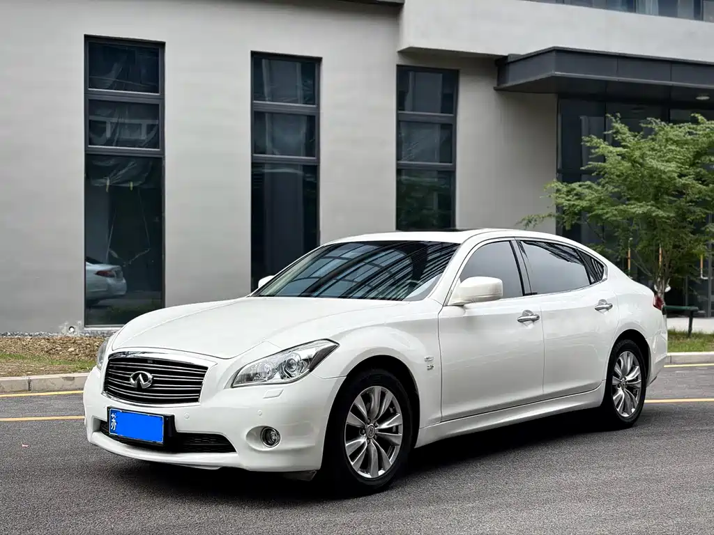 Infiniti Q70 2015