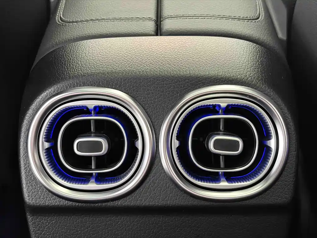 Mercedes-Benz C-Class 2024 — фото 13