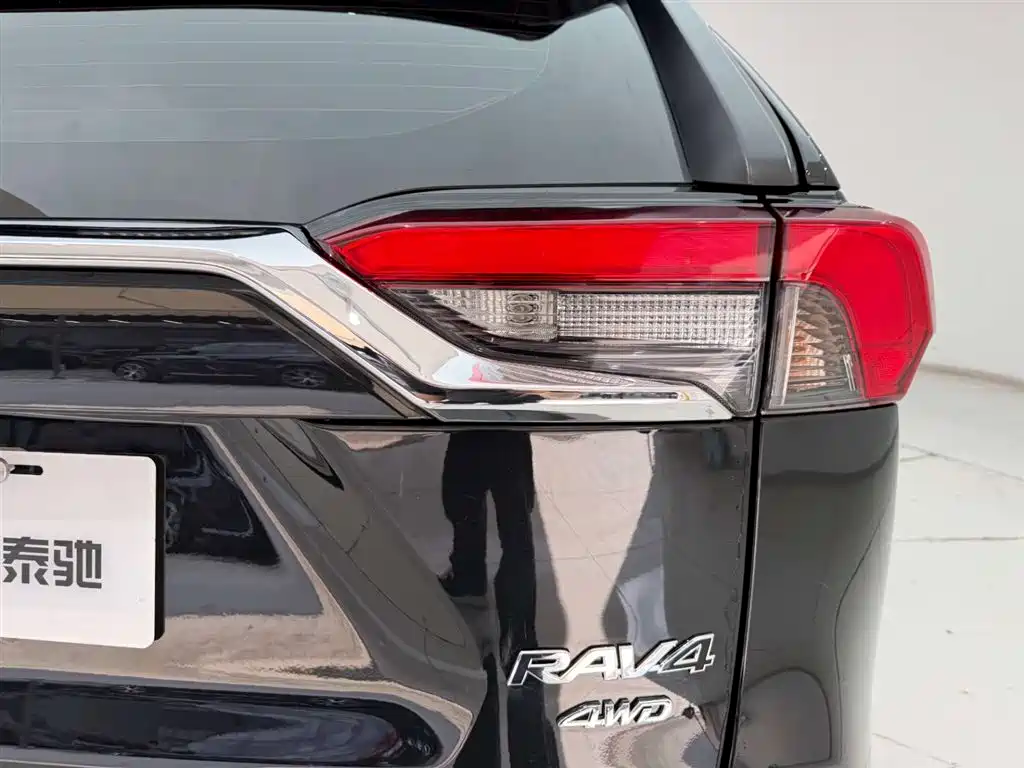 Toyota RAV4 2024 — фото 10