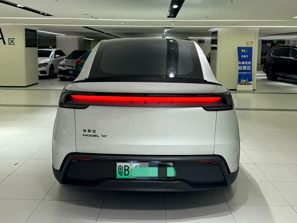 Tesla Model Y L 2025 — фото 4