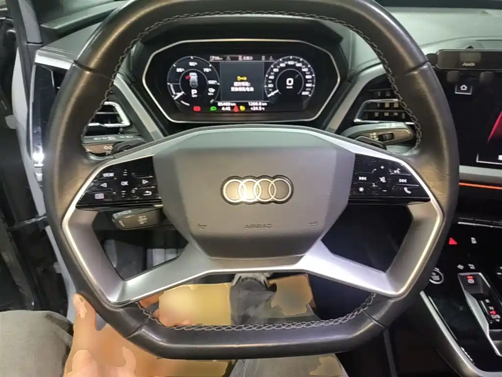 Audi Q4 e-tron 2023 — фото 11